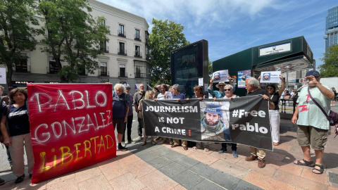 Concentración ante el Consulado de Polonia en Madrid para pedir la liberación del periodista Pablo González