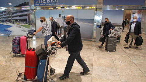 Pasajeros del vuelo procedente de Londres llegados al aeropuerto de Alicante-Elche Miguel Hernández.