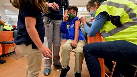 Un niño recibe la dosis de Pfizer en EEUU.