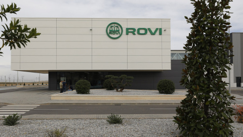 Fachada de las instalaciones de la farmacéutivca Rovi en Escúzar (Granada). E.P./ Álex Cámara