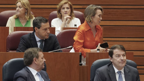 Cuca Gamarra abandona el asiento ubicado en la bancada del Grupo Parlamentario Popular en las Cortes de Castilla y León.