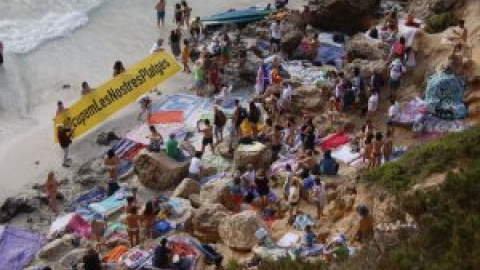 Cientos de mallorquines ocupan una cala para protestar contra la turistificación