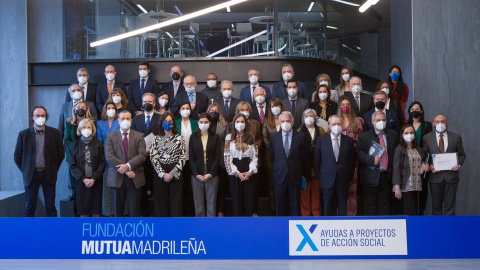 Foto de familia de las entidades que han recibido las ayudas de la Fundación Mutua Madrileña a proyectos de acción social con la reina Letizia, la ministra de Justicia, Pilar Llop, y el presidente del Grupo Mutua y su fundación, Ignacio Garralda.