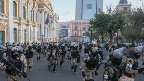 Militares se retiran de la sede del Gobierno de Bolivia en La Paz (Bolivia), después de que tiraron con un tanque las puertas bajo el mando del que hasta ese momento era el comandante general del Ejército boliviano Juan José Zuñiga. EFE/ Luis Gandaril