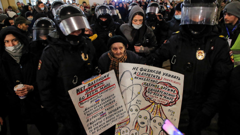 Varios agentes rusos escoltan a la anciana Yelena Osipova durante una protesta contra la invasión rusa de Ucrania, en San Petersburgo, Rusia, a 2 de marzo de 2022.