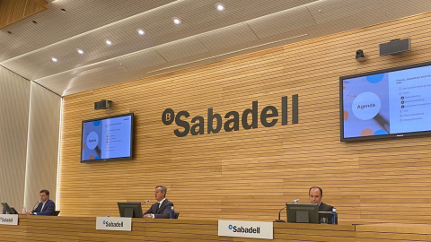 El consejero delegado de Banco Sabadell, César González-Bueno (c), en la presentación del nuevo plan estratégico de la entidad.