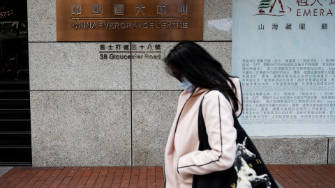 Una mujer pasa por delante de la entrada del China Evergrande Centre, en Hong Kong. REUTERS/Tyrone Siu