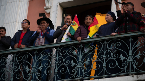 El presidente boliviano Luis Arce saluda a sus seguidores desde el balcón del Palacio de Gobierno, después de que soldados tomaran la plaza en un intento de golpe de Estado.