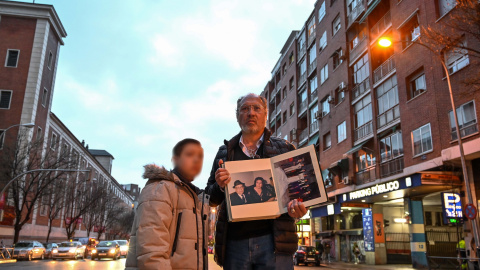 Adolfo Salazar y su hijo pequeño, José, sosteniendo una foto de sus difuntos padres.