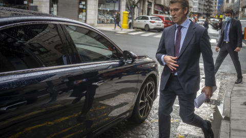 El presidente de la Xunta y del PPdeG, Alberto Núñez Feijóo, a su salida de una rueda de prensa tras la reunión con el Consello de la Xunta, un día después de oficializar ante la junta directiva del PP gallego que optará a la presidencia del partid