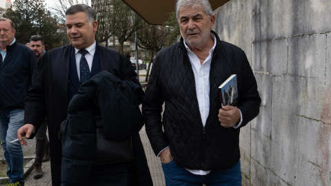 El exnarcotraficante gallego Laureano Oubiña (d) a su llegada a juzgados de Vilagarcía, a 21 de noviembre de 2023, en Vilagarcía, Pontevedra, Galicia (España). Imagen de archivo.