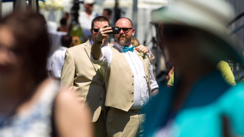 Una pareja posa para una selfie durante la Gran Boda del Orgullo, una boda gay masiva en Casa Loma en Toronto, Canadá, el 26 de junio de 2014.