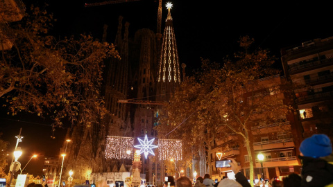 Decenas de personas concentradas para observar la iluminación de la nueva estrella colocado en lo alto de la Sagrada Familia, en Barcelona. REUTERS/Nacho Doce