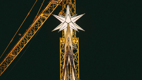 Detalle de la nueva estrella colocada en lo alto del templo de la Sagrada Familia, en Barcelona. Matthias Oesterle/ZUMA Press Wire/dpa