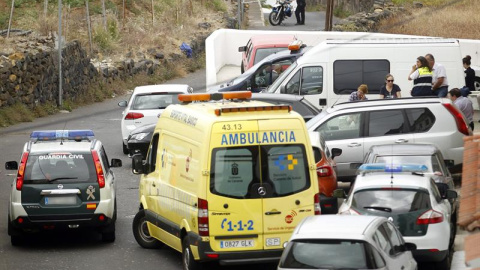 Agentes de la Policía Judicial de la Guardia Civil en la casa de La Orotava, al norte de Tenerife. - EFE