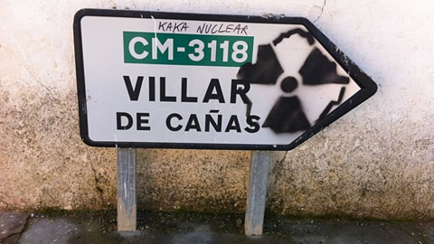 Una pintada contra el cementerio nuclear en un indicador de carrera de Villar de Cañas. EFE