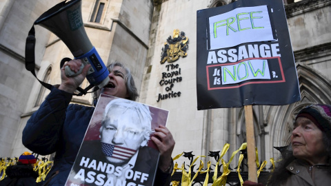 10/12/2021 Simpatizantes de Julian Assange protestan en Londres por la decisión de la Justicia británica de extraditar a EEUU a Assange