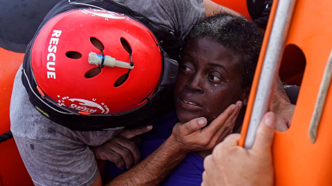 Un miembro de Open Arms rescata a una mujer en el Mediterráneo. REUTERS