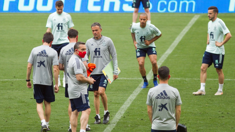 Luis Enrique da instrucciones a los jugadores de la selección durante un entrenamiento