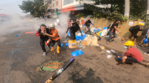 Un manifestante lucha por respirar durante una protesta contra el golpe de Estado en una calle en Rangún, Myanmar, el 12 de marzo de 2021. - Reuters