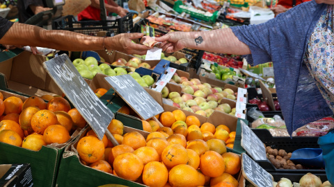 Cajas de piezas de frutas en un mercado de la Comunidad de Madrid