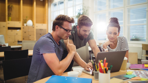 Un grupo de personas trabajando.