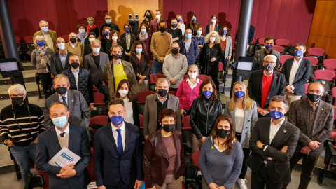 Foto de família després de la presentació de l'informe.