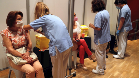 09/06/2021.- Una mujer recibe la vacuna contra la covid-19 en el Hospital Severo Ochoa de Leganés, Madrid, donde se ha iniciado este miércoles la vacunación de la población general de 40 a 49 años. EFE/J.P.Gandul