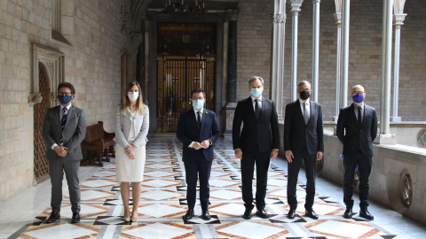 El president de la Generalitat, Pere Aragonès, amb la consellera d'Acció Exterior, Victòria Alsina, el cònsol d'Ucraïna, Artem Vorobyov, el cònsol general de França, Olivier Ramadous, i el director de la Comissió Europea a Barcelona, Manuel Szapir