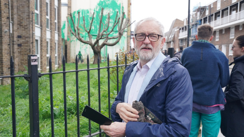 Jeremy Corbyn visitando el 'mural tree' de Bansky, a 18 de marzo de 2024