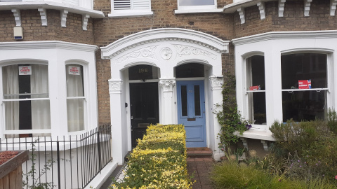 Dos casas del distrito de Islington North, en el norte de Londres, una partidaria de Jeremy Corbyn, la otra del candidato del Partido Laborista.