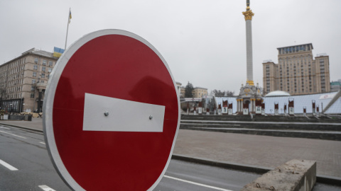 Un cartel de "no entrar" junto a una barricada en el centro de Kiev (Kiev), Ucrania, 03 de marzo de 2022.