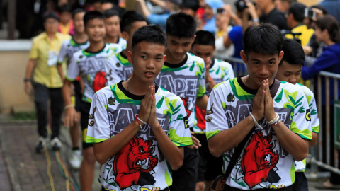 Los 12 niños de Tailandia y su entrenador, tras salir del hospital. REUTERS/Soe Zeya Tun