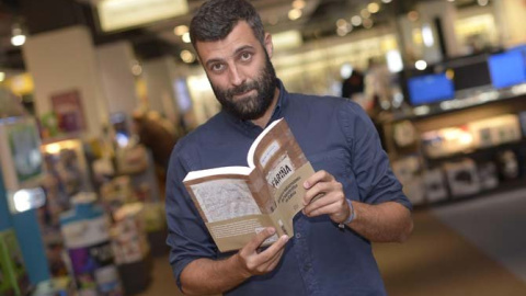 Nacho Carretero con su libro 'Fariña'.