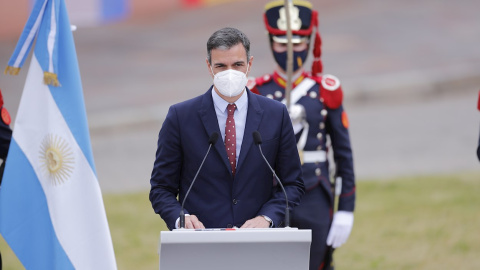 El presidente del Gobierno, Pedro Sánchez,  durante su comparecencia  con el presidente argentino, Alberto Fernández (que no aparece en la foto), en la Casa Rosada en Buenos Aires (Argentina). EFE/ Juan Ignacio Roncoroni