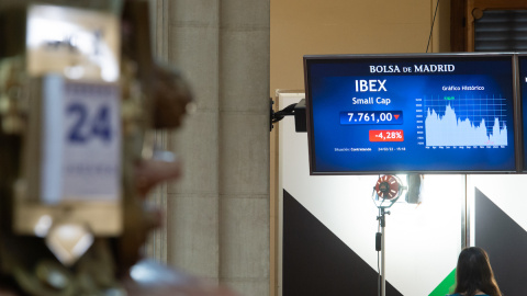 Valores del Ibex 35 en la Bolsa de Madrid el día que Rusia ha iniciado ataques a Ucrania, a 24 de febrero de 2022, en Madrid.