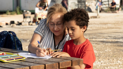 Carmen Machi y el niño sirio que coprotagoniza la película.