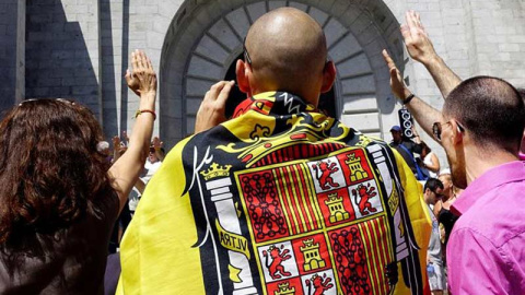 Decenas de personas realizan el saludo fascista en el Valle de los Caídos este domingo. (JUAN CARLOS HIDALGO | EFE)