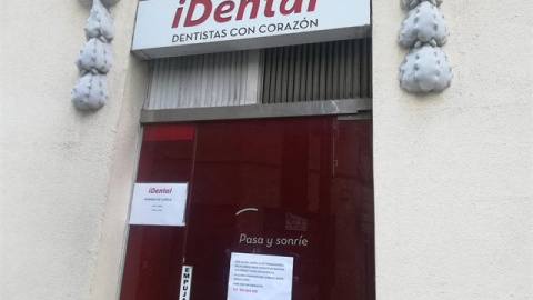 Entrada a una clínica de iDental. (EP)