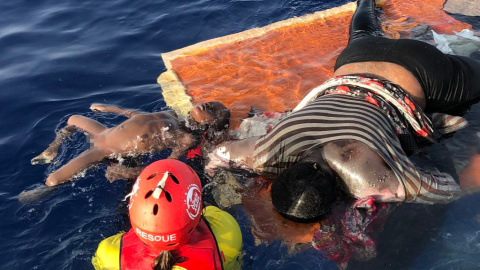 Imagen del rescate de Proactiva Open Arms en el Mediterráneo central, donde han rescatado con vida a una mujer y han hallado dos cadáveres tras una intervención de la Guardia Costera Libia.- OPEN ARMS