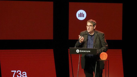 Jordi Puntí fent el seu discurs pel Premi Sant Jordi a la Nit de Santa Llúcia.