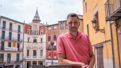 L'alcalde de Berga, Ivan Sànchez, amb l'Ajuntament al fons