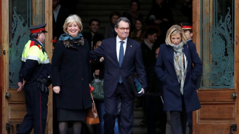 El expresidente de la Generalitat Artur Mas, y las exconselleras Joana Ortega e Irene Rigau, a su salida del TSCJ por el juicio del 9N. EFE/Archivo