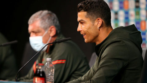 Cristiano Ronaldo and Fernando Santos durante una rueda de prensa en la Eurocopa.