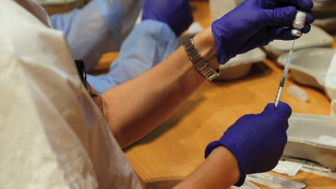 9/06/2021.- Una sanitaria prepara una dosis de la vacuna contra la covid-19 en el Hospital Severo Ochoa de Leganés, Madrid