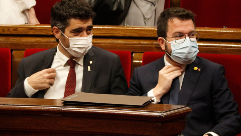 El vicepresident del Govern, Jordi Puigneró, i el president Aragonès durant el ple.