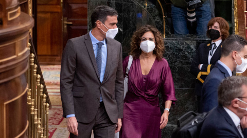 03/11/2021.- El presidente del Gobierno, Pedro Sánchez, y la ministra de Hacienda, María Jesús Montero, a su llegada a una sesión plenaria en el Congreso. Alberto Ortega / Europa Press