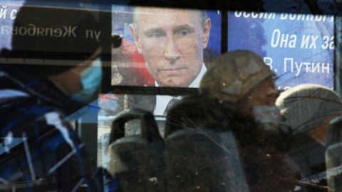 11/03/2022 Un retrato de Vladímir Putin se vislumbra tras los cristales de un autobús que circula por la ciudad de Simferopol, en la península de Crimea (Ucrania)