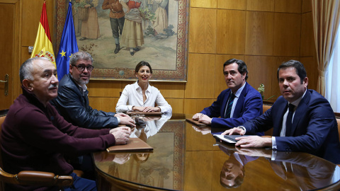 Los representantes de los sindicatos CCOO y UGT y de las patronales CEOE y Cepyme, en la Mesa de Diálogo Social con la ministra de Trabajo, Yolanda Díaz.