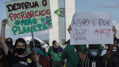 (09/03/2022) Activistas protestan contra las políticas destructoras de la Amazonia de Jair Bolsonaro.